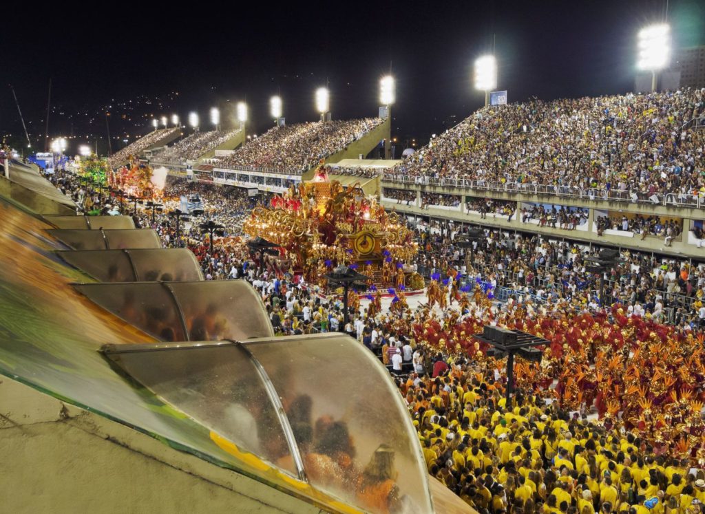 Průvod v The Sambadrome Marques de Sapucai v Rio de Janeiro | charles03/123RF.com