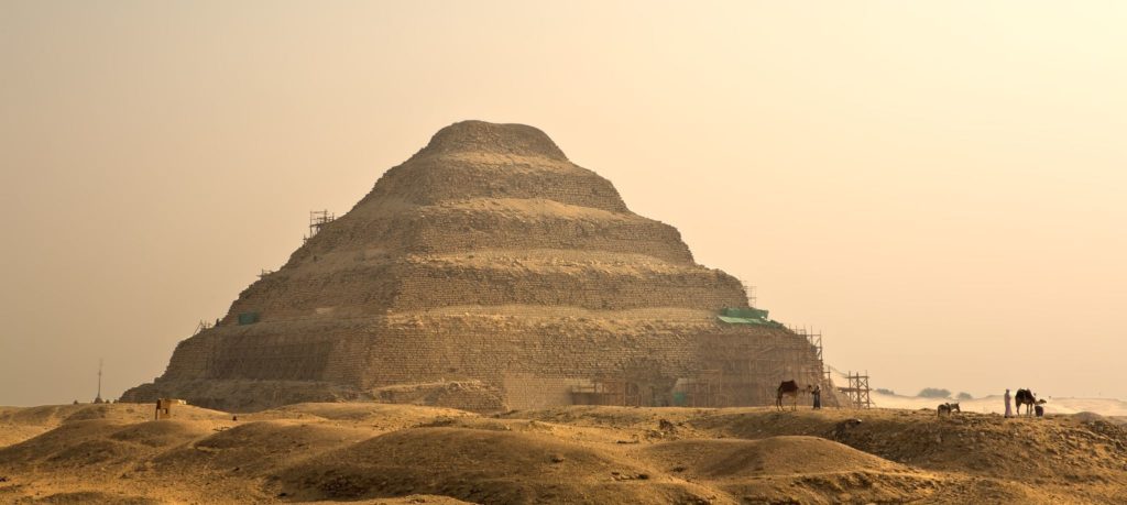 Stupňovitá pyramida Džosera v egyptské Sakkáře | jgaunion/123RF.com