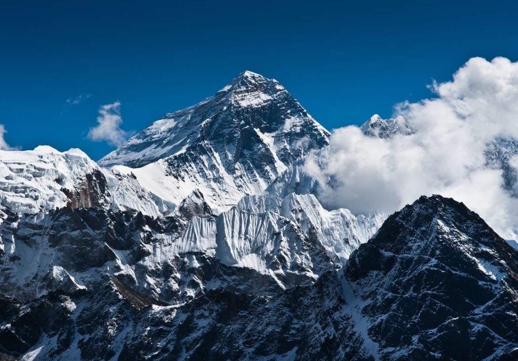 Pohled na nejvyšší horu světa Mount Everest | arsgera/123RF.com