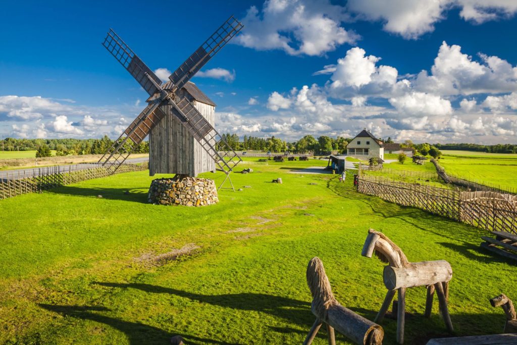 Dřevěný větrný mlýn a krajina na ostrově Saaremaa | anilah/123RF.com