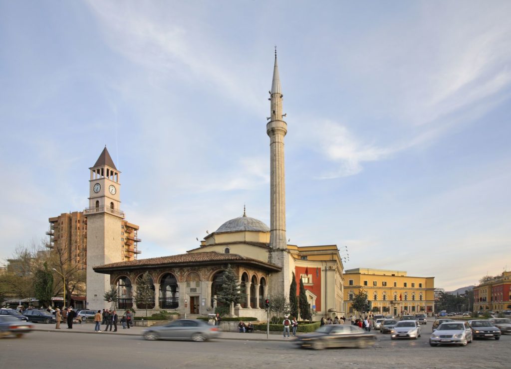 Mešita Ethem Bey a Hodinová věž v Tiraně | andreyshevchenko/123RF.com