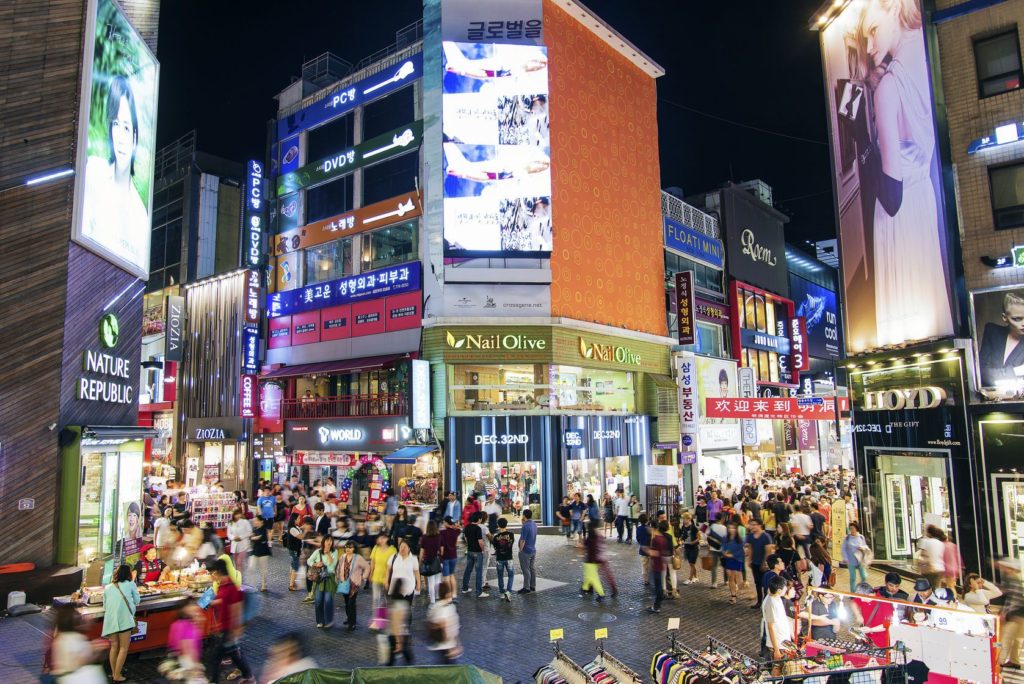 Nákupní ulice Myeong-dong v Soulu | jackmalipan/123RF.com