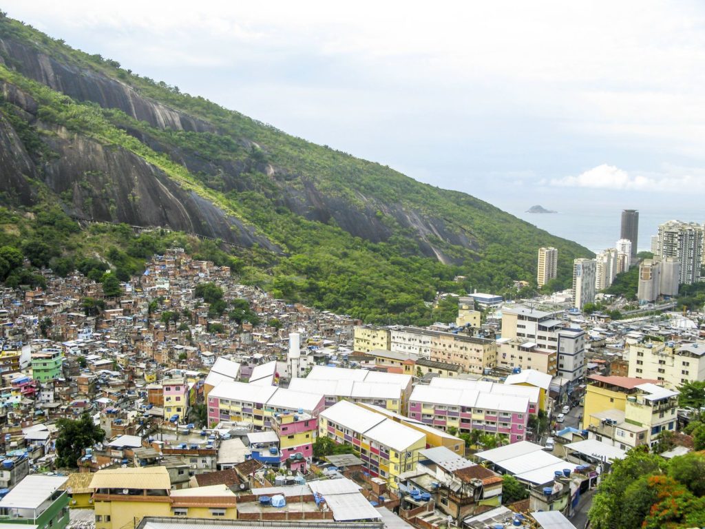 Favela v Rio de Janeiru v Brazílii | meinzahn/123RF.com