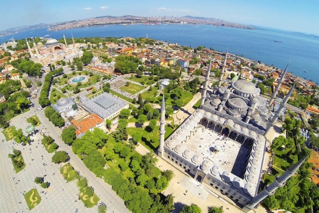 Náměstí Sultanahmet v Istanbulu s Modrou mešitou a chrámem Hagia Sofia | iariturk/123RF.com