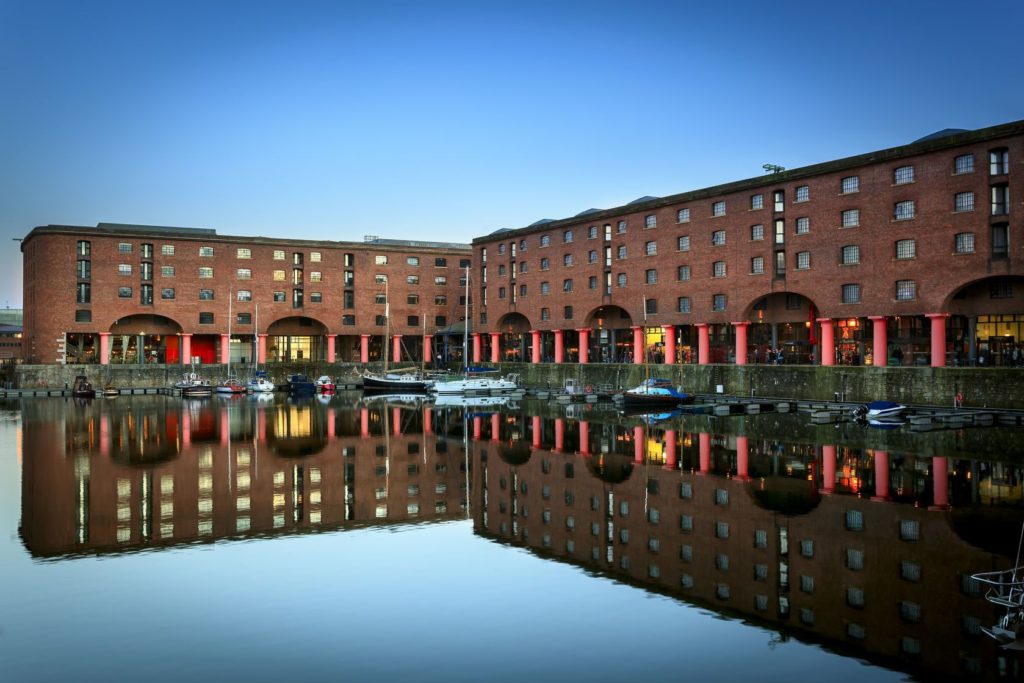 Komplex budov v Albert Dock v Liverpoolu | sakhaphotos/123RF.com