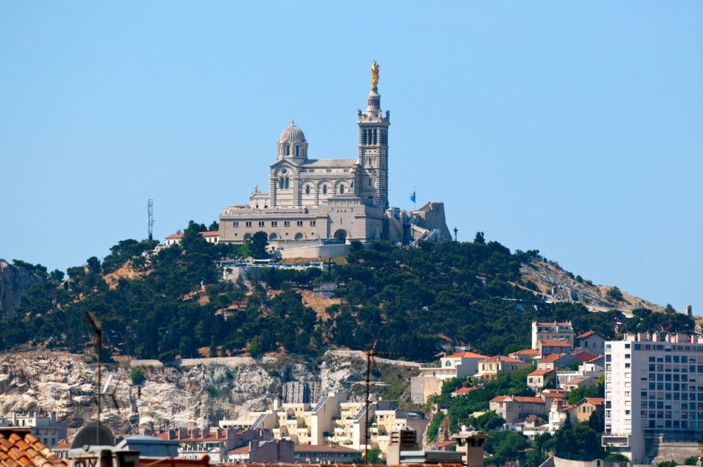 Bazilika Notre-Dame de la Garde nad městem Marseille | lexan/123RF.com