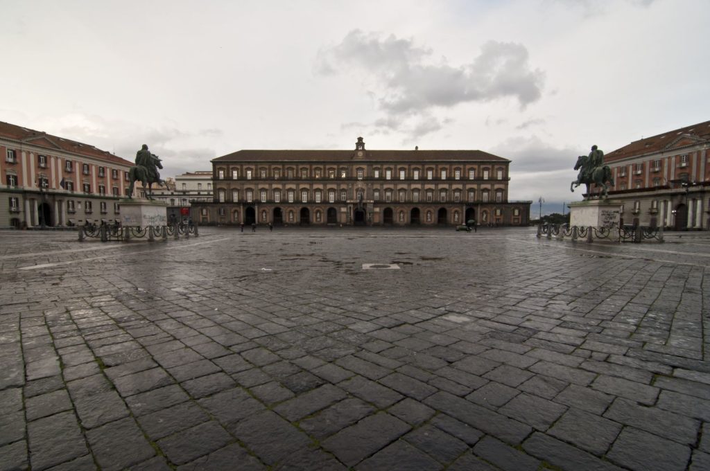 Královský palác na Piazza del Plebiscito v Neapoli | edella/123RF.com