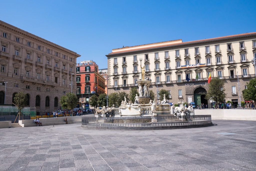 Piazza del Municipio v Neapoli | mkos83/123RF.com