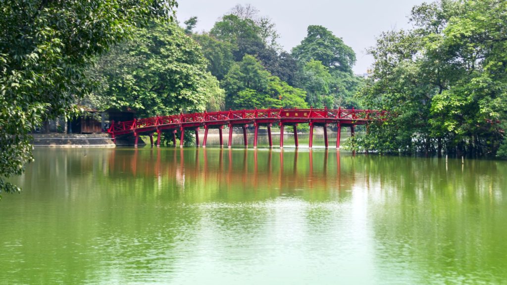 Červený most na jezeře Hoan Kiem v Hanoji | gnnick/123RF.com