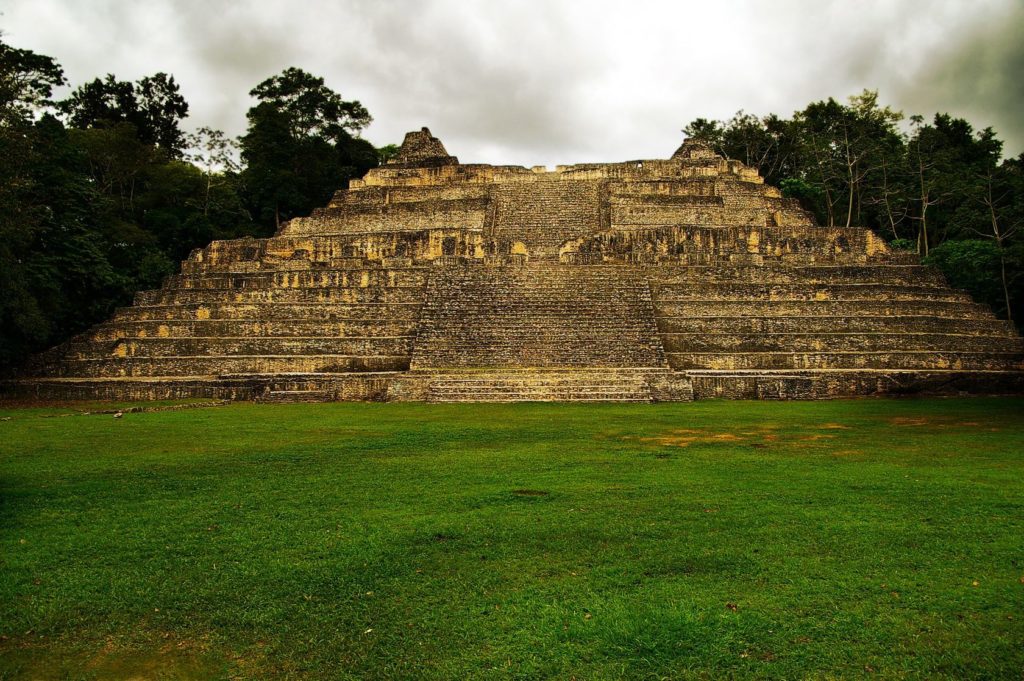Starověký mayský chrám Caracol v Belize | zimmytws/123RF.com