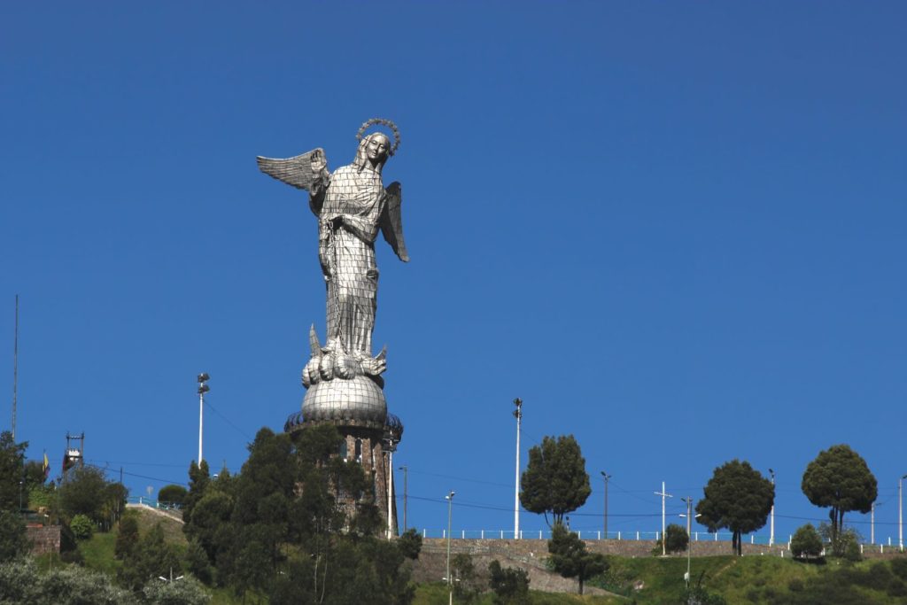 Pohled na sochu Virgen El Panecillo na vrcholu kopce El Panecillo | sgoodwin4813/123RF.com