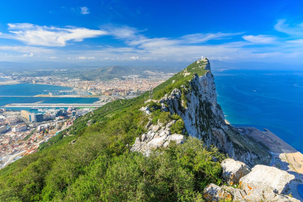 Gibraltarská skála a výhled na Gibraltar | sorincolac/123RF.com