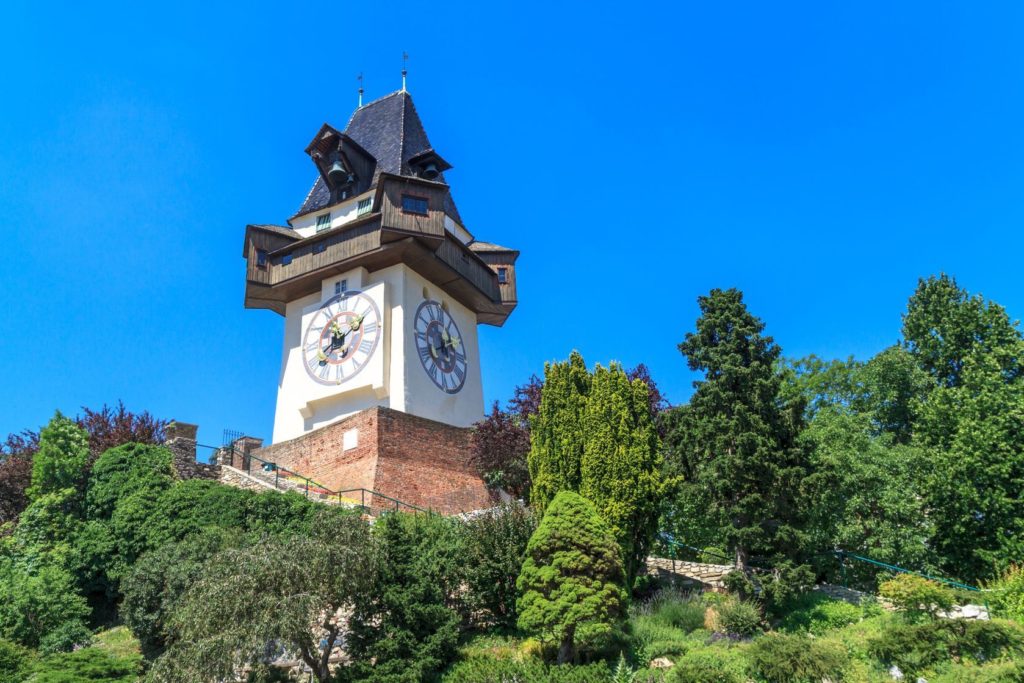 Hodinová věž na hradním vrchu Schlossberg v Grazu | zechal/123RF.com