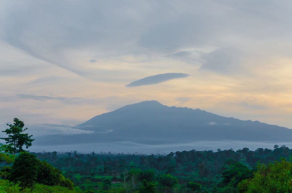 Kamerunská hora v oblačné obloze | wootan51/123RF.com