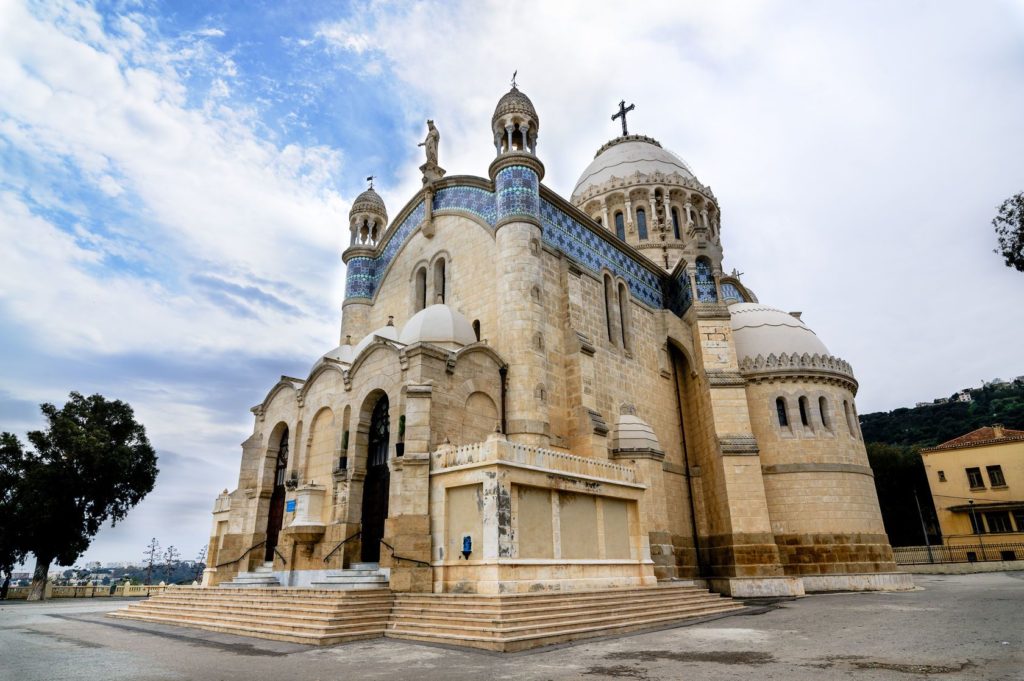 Katedrála Notre Dame d'Afrique v Alžírsku | oguzdkn/123RF.com