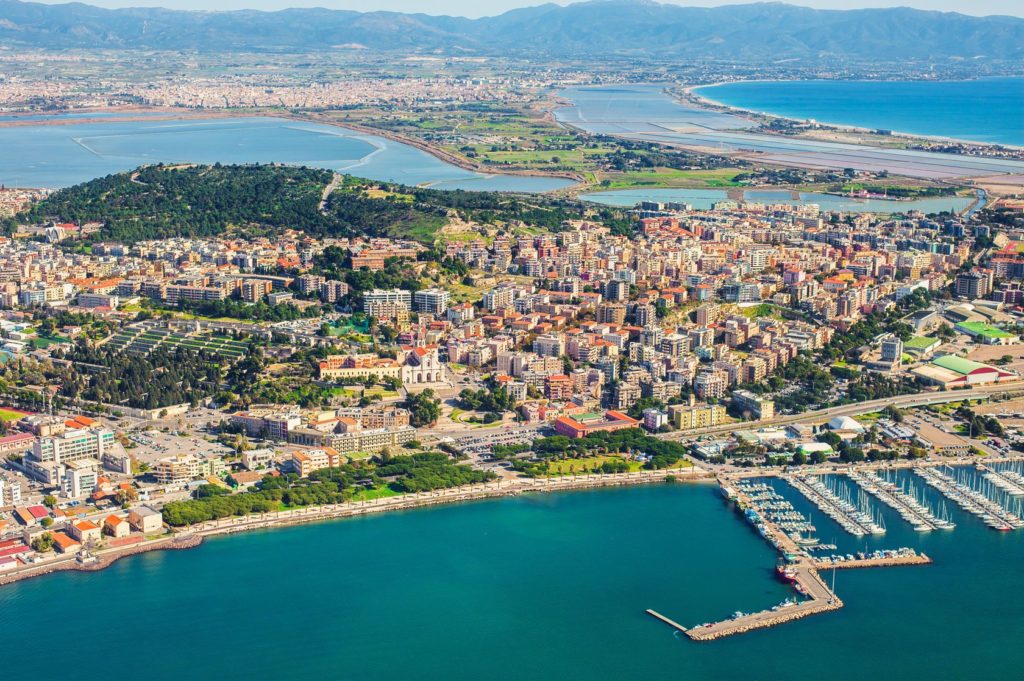 Letecký pohled na město Cagliari na Sardinii | stegarau/123RF.com