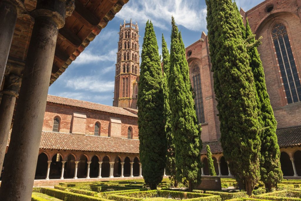 Nádvoří kostela Couvent des Jacobins v Toulouse | Elenathewise/123RF.com