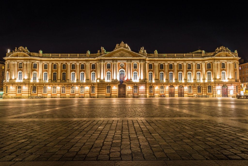 Noční pohled na radnici Capitole v Toulouse | semmickphoto/123RF.com