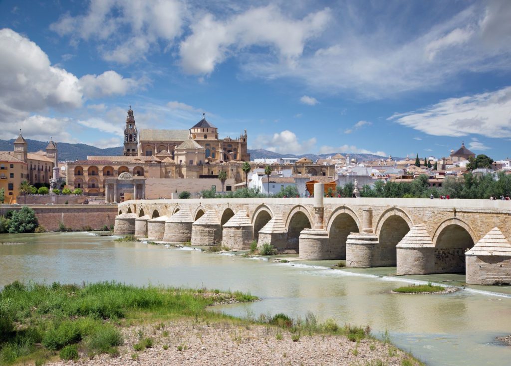 Pohled na most Puente Viejo a město Córdoba | sedmak/123RF.com