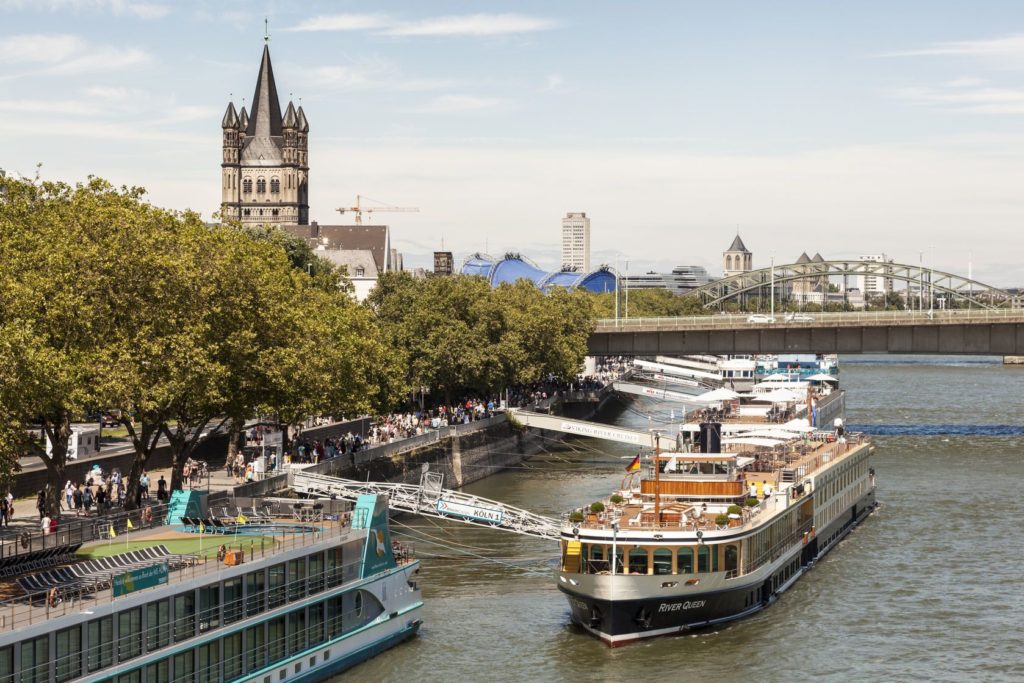 Výletní lodě na břehu řeky Rýna | philipus/123RF.com