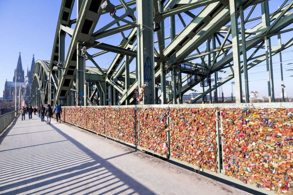 Zámky lásky na pěší zóně přes most Hohenzollernů v Kolíně nad Rýnem | bwylezich/123RF.com