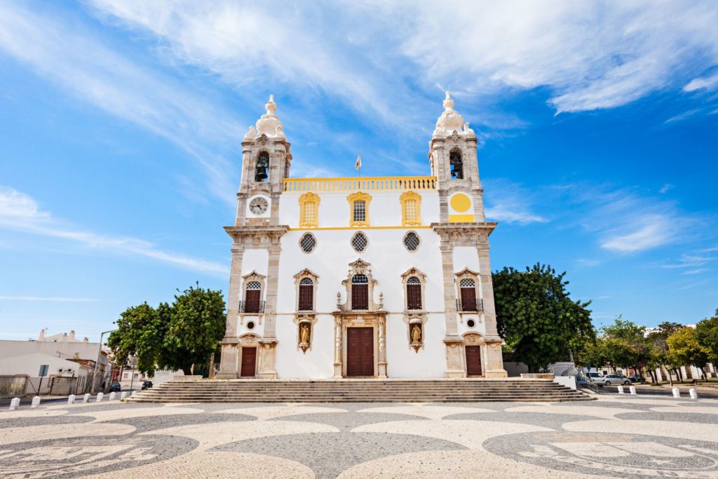 Kostel Nossa Senhora de Carmo ve městě Faro | saiko3p/123RF.com