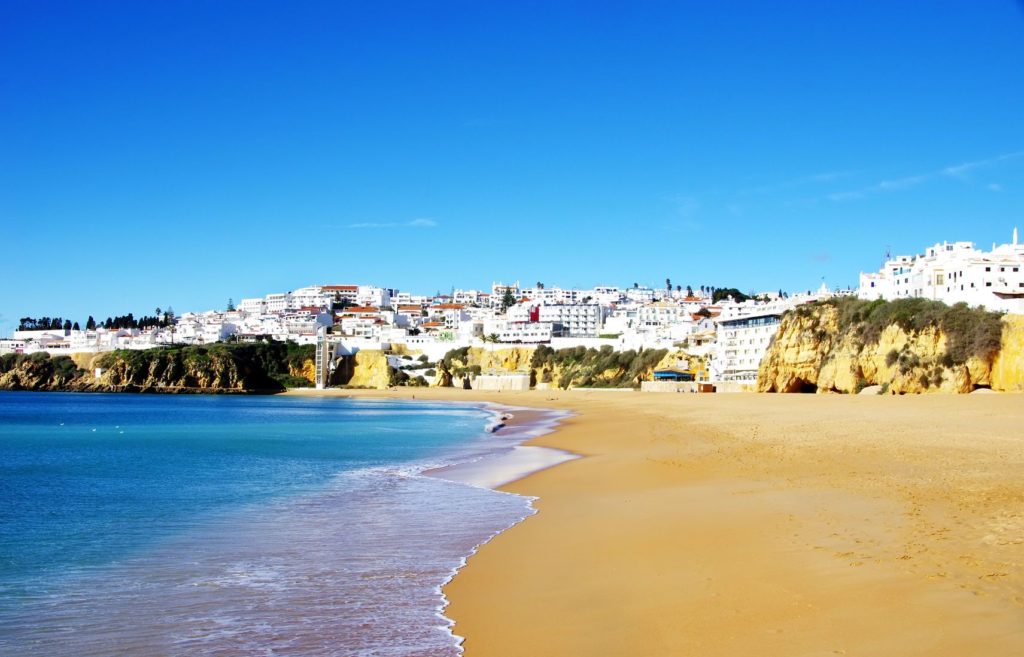 Město Albufeira v Algarve | inaquim/123RF.com