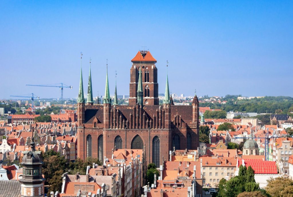 Staroměstské panoráma v Gdaňsku s kostelem Panny Marie | nahlik/123RF.com